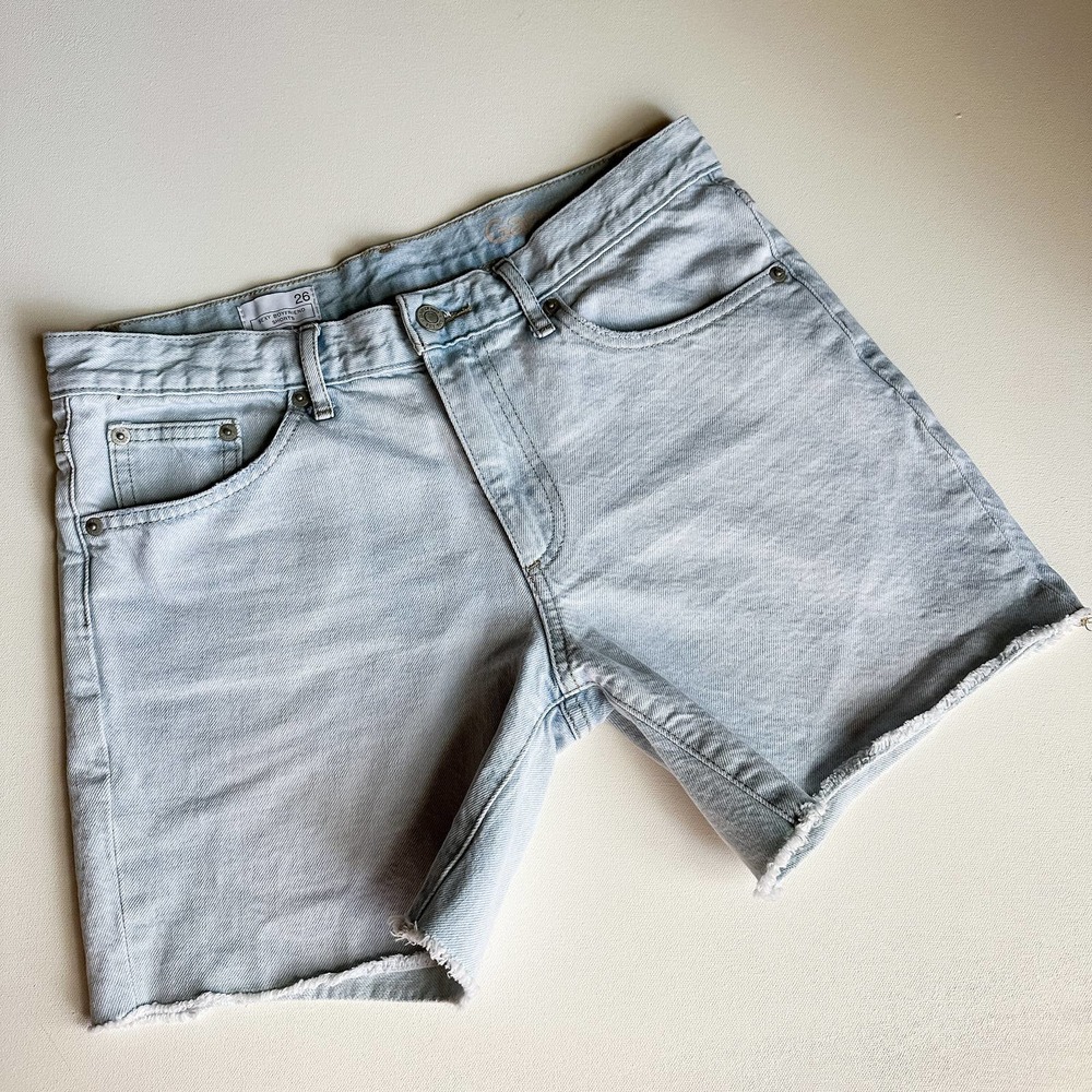 Gap “Sexy Boyfriend” Cutoff Mid Rise Light Wash Jean Shorts (size 26) - Picture 2 of 6